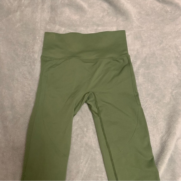 Size small scrunch butt leggings - Picture 4 of 5